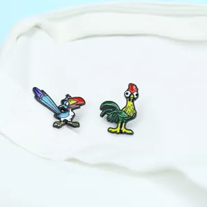 Detail von Zazu und Hei Hei Emaille-Anstecknadeln mit Farben und Metallumrissen