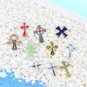 Vue macro de broche croix avec ailes gothiques, alliage vintage et strass multicolores