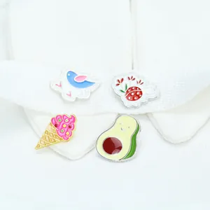 Set di spille in smalto a cartone animato con avocado, gelato, coccinella e uccello