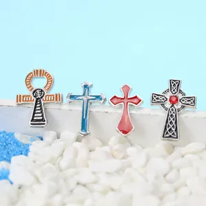 Broches religieuses en métal avec croix et ailes pour vestes et sacs au style vintage