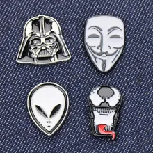Dettaglio di spille in smalto con disegni di Darth Vader e Venom su tessuto denim
