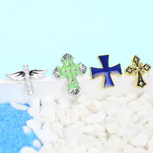 Détails de broches croix religieuses vintage avec émail et motifs d'ailes