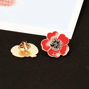 Vorder- und Rückseite der roten Mohnblumen-Brosche mit goldenem Butterfly-Verschluss