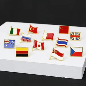 Sortiment an Nationalflaggen-Emaille-Pins inklusive USA und China auf Displayständer