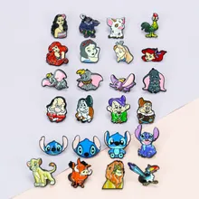 Dettaglio di un assortimento di spille smaltate colorate con vari personaggi Disney