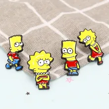 Vista dettagliata delle spille smaltate dei Simpsons su tessuto a scacchi