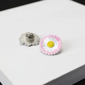 Detailansicht der Vorder- und Rückseite einer rosa Kirschblüten-Perlenbrosche mit Schmetterlingsverschluss