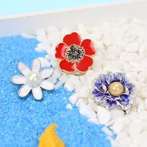 Exquisite Blumenbroschen mit roter Emaille, weißer Gänseblümchenperle und blauen Blüten
