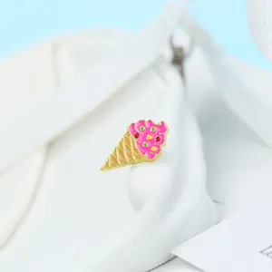 Dettaglio della spilla smaltata a forma di gelato rosa su tracolla di borsa bianca