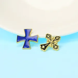 Détail de broches croix religieuses avec émail bleu et motifs de vignes dorées gothiques