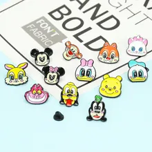 Dettaglio di varie spille smaltate con personaggi Disney come Topolino e Minnie