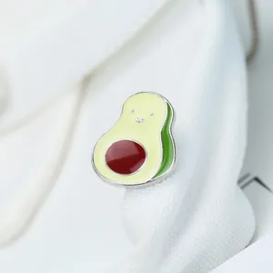 Spilla in smalto a forma di avocado con sorriso su tessuto bianco, pin in metallo