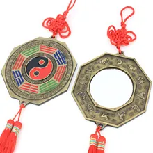 Dettaglio del pendente Bagua in bronzo con motivo Tai Chi, nodo cinese rosso e nappa