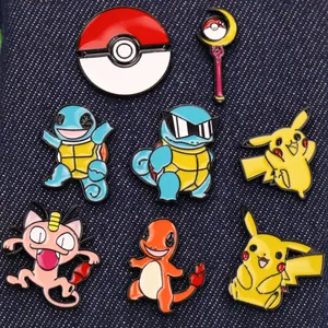 Anime-Emaille-Pin-Set mit Pikachu und Schiggy auf blauem Denim-Hintergrund