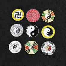 Macro di nove spille in smalto religioso con motivi Tai Chi e Bagua su pannello a rete
