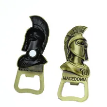 Vista macro degli apribottiglie a casco in bronzo e nero con retro magnetico