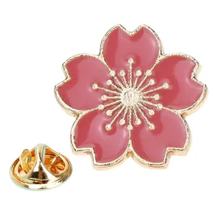 Kirschblüten-Emaille-Brosche in Rosa mit goldenen Metallrändern und Schmetterlingsverschluss