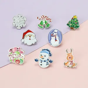 Détail de broches de Noël en alliage avec Père Noël, bonhomme de neige et motifs émail