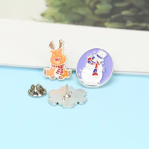 Détail de broches de Noël en émail avec renne et bonhomme de neige et fermoir papillon