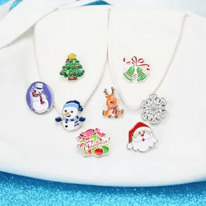 Détail de 8 broches de Noël en émail avec Père Noël, renne et bonhomme de neige