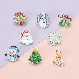 Détails à plat de broches de Noël festives en émail avec motifs Père Noël et bonhomme de neige