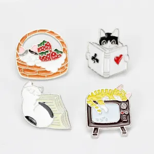 Broche en Émail de Chat de Dessin Animé Chat Lisant Panier de Fraises Chat Dormant sur TV Badge pour Sac Vêtements Décor