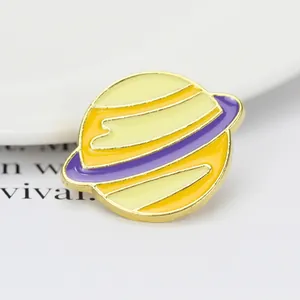 Broche planète Saturne en émail avec plaquage doré et finition colorée en émail