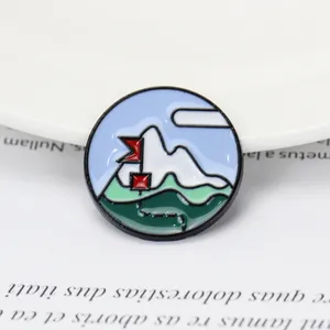 Detailansicht der runden Emaille-Brosche mit Berglandschaft und kleiner roter Fahne