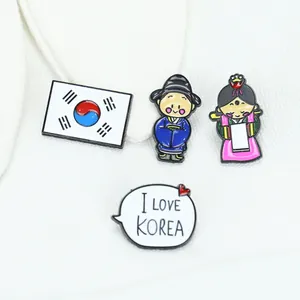 Detail von 4-teiligem Südkorea Emaille-Pin-Set mit Flagge und Hanbok-Charakteren