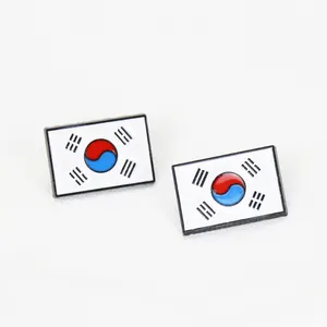 Detailansicht von zwei Emaille-Pins mit Südkorea-Flagge und glatter Zinklegierung