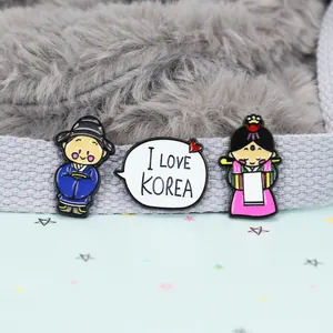 Detailansicht Emaille-Pins mit Hanbok-Figuren und I Love Korea Text auf Plüschgrund