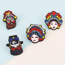 Détails de broches en émail à l'effigie de l'Opéra de Pékin avec couleurs vives