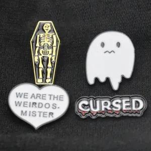 Set aus vier Gothic-Emaille-Pins mit Totenköpfen, Geistern und verfluchten Schriftzügen