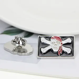 Spilla smaltata vintage teschio pirata in lega di zinco con bandana rossa e ossa incrociate