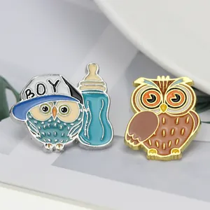 Détails de broches hibou en émail avec chapeau bleu et motifs de plumes brunes