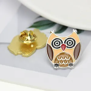 Vue détaillée de la broche hibou en émail coloré avec son fermoir papillon au dos