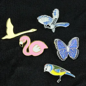Lindos Pines de Esmalte de Animales Aleación de Zinc Aceite de Goteo Broche Flamenco Mariposa Pájaro Cisne Joyería de Mochila