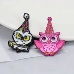 Broches hibou en émail avec chapeaux de magicien colorés sur fond de carte blanche