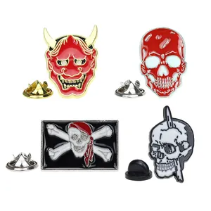 Set dettagliato di spille gotiche in smalto con maschera oni e teschio pirata