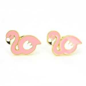 Detalle de broche de flamenco rosa esmaltado con baño de oro y artesanía delicada