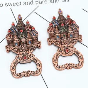 Detalle del abridor de botellas catedral rusa de cobre con patrones de metal grabado