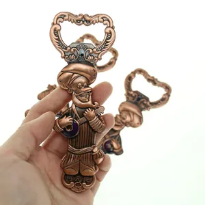 Décapsuleur vintage Nasreddin Hodja en alliage de bronze tenu à la main sur blanc