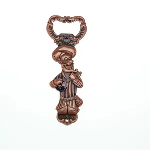 Détail d'un décapsuleur rétro en alliage de bronze avec motif Afanti en relief