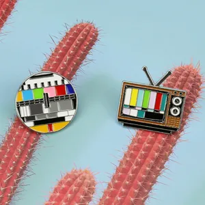 Pins en émail rétro de téléviseur avec motifs de barres de couleur sur fond bleu