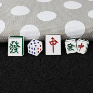 Détails des épingles en émail de mahjong chinois et dés avec gravure rouge et verte