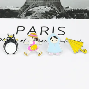 Set di spille smaltate a cartone con Totoro e bambina su cartolina di Parigi