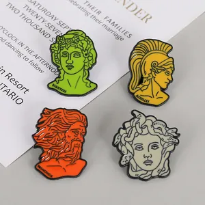 Detailansicht von vier Emaille-Anstecknadeln mit Motiven der griechischen Mythologie