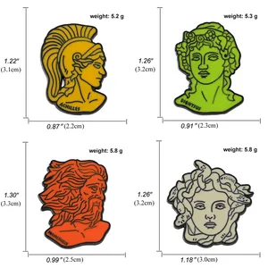 Emaille-Broschen-Set mit griechischen Mythen wie Medusa und Prometheus aus Legierung