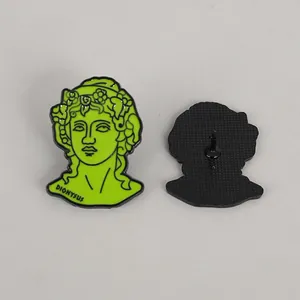 Detail der grünen Emaille-Dionysos-Brosche mit Vorderseite und Nadelverschluss-Struktur