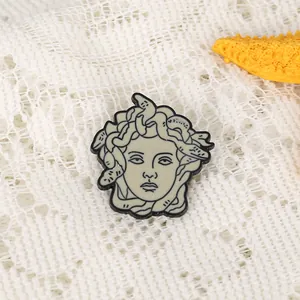 Detailaufnahme der Medusa Emaille Anstecknadel mit Schlangenhaaren in Schwarz und Grau